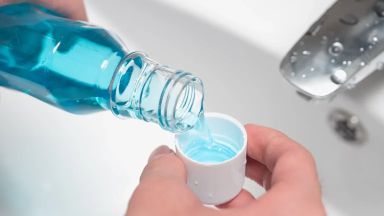 ¡Alerta sanitaria! Ordenan la retirada de este enjuague bucal en España