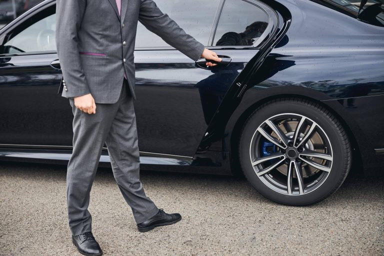 Contratar el servicio de transfer privado en Ibiza de Alpha VIP Transfer