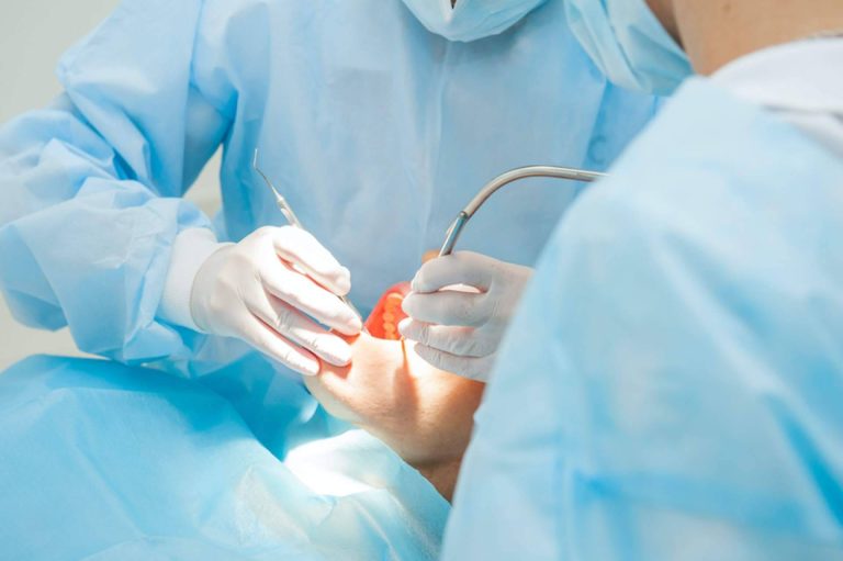 Servicios especializados en cirugía bucal-maxilofacial e implantes, con Cibumaxi