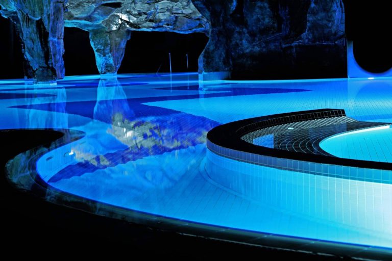 Warmpool ofrece focos para iluminación de piscinas con cable de 4 o 5 hilos