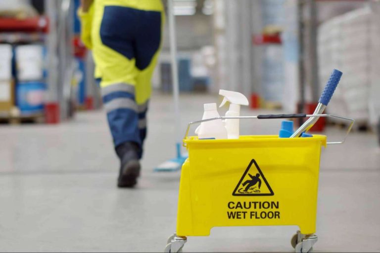 Los servicios de limpieza y desalojo de naves industriales y local de ECOVALL