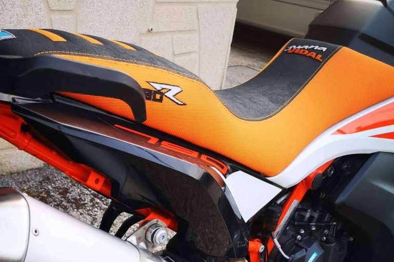 Asientos para motos personalizados con la empresa JM-FUNDAS