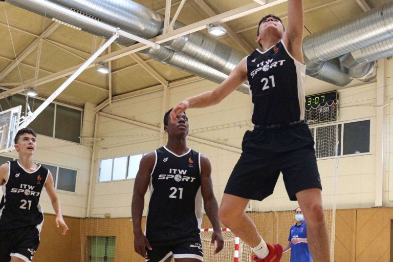 ¿Cómo puede ayudar a los equipos el programa de entrenamiento de baloncesto?