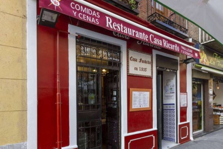 El Potaje de Vigilia y el bacalao pil pil, dos de los platos estrella del restaurante Casa Ricardo en Madrid