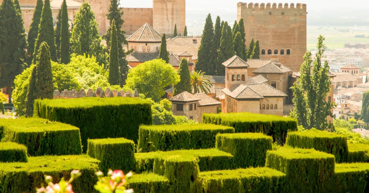 Alhambra De Granada: La Joya De España