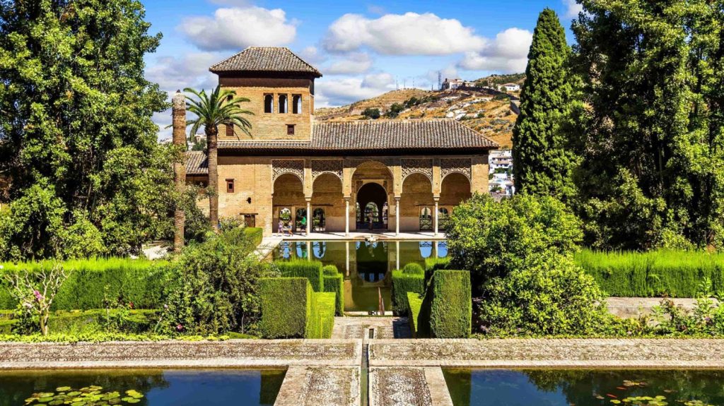 1. Granada: Cultura Y Belleza En Un Entorno Inigualable