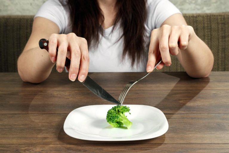 La OCU alerta de los riesgos de seguir estas dietas para perder peso