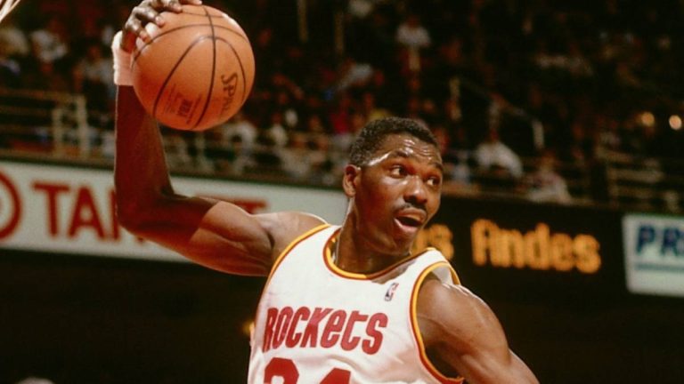 Le llamaban «torre gemela» y fue de los mejores jugadores de la historia de la NBA: hoy cumple años «The Dream» Hakeem Olajuwon