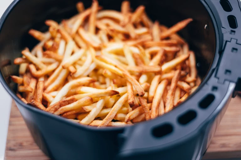 Patatas fritas en freidora de aire: el truco que nadie te dice para que queden crujientes y deliciosas