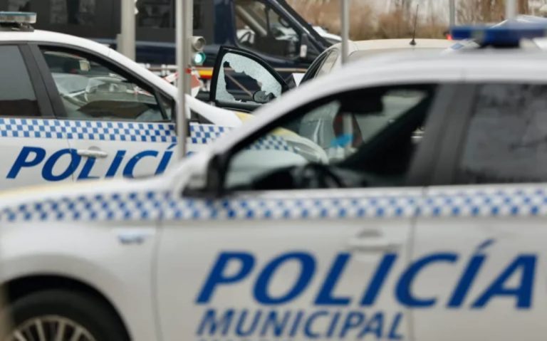 Dos detenidos en Adelfas por conducir ebrios y con un arma simulada