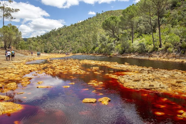 Parece que cae vino de la montaña, pero es uno de los lugares más curiosos y raros de España: el río Tinto