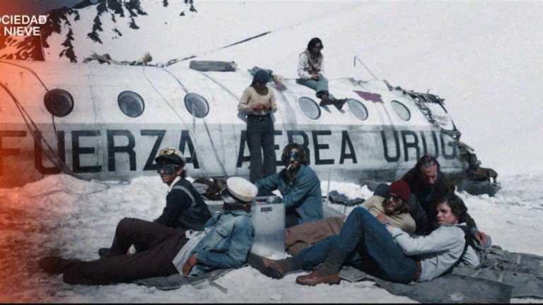 ‘La sociedad de la nieve’: ¿Por qué encienden cigarrillos pero no hogueras en la película de Netflix? Bayona responde
