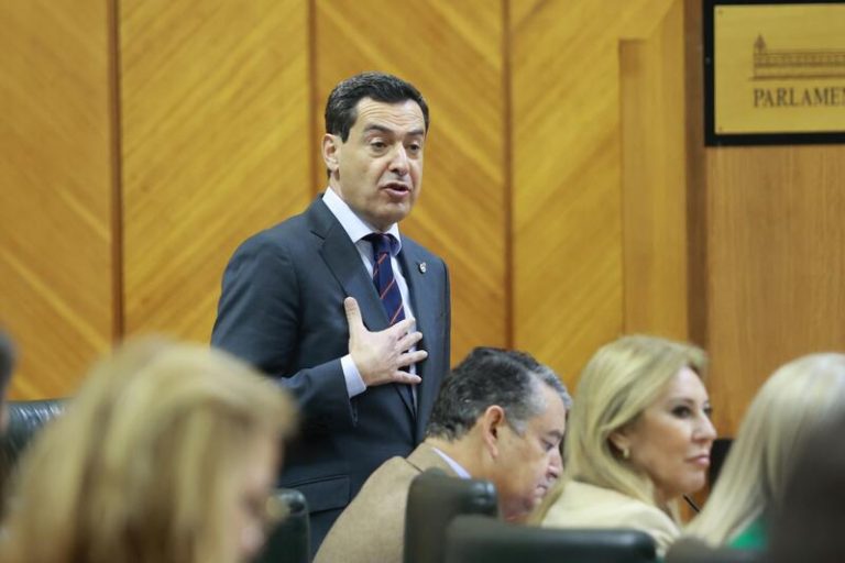 Moreno acusa a Adelante de fomentar la «turismofobia» por criticar el consumo de agua de los campos de golf