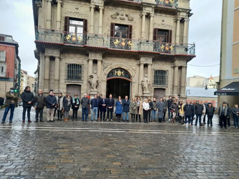 EH Bildu y sus socios de gobierno en Pamplona no acuden a la concentración en memoria de los guardias civiles asesinados