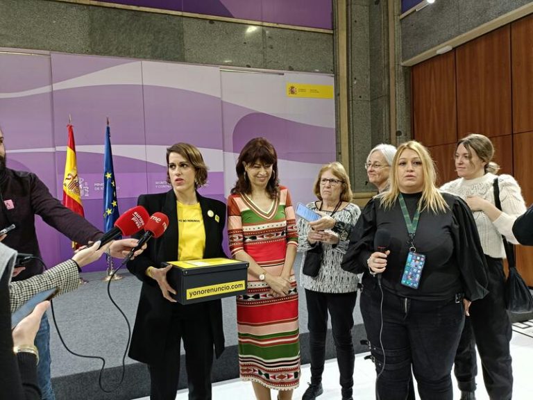 Redondo exige suspender el taller de Huelva que enseña a mujeres a limpiar con productos ecológicos