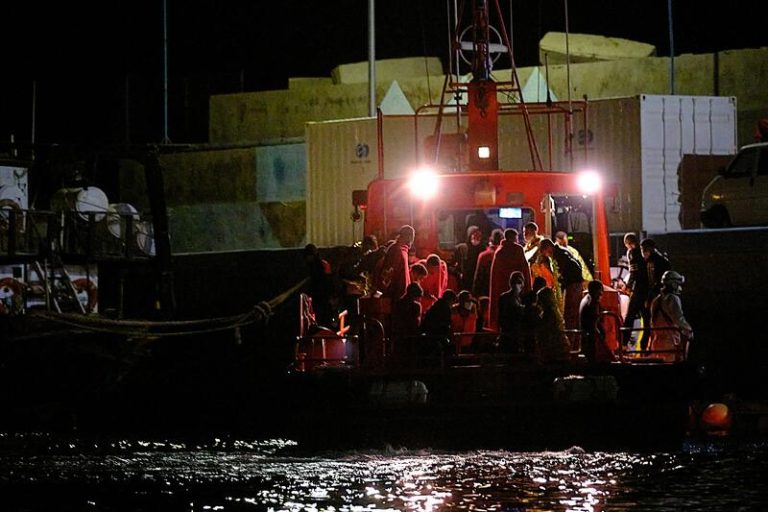 Rescatan cuatro pateras con 211 inmigrantes en aguas cercanas a Canarias