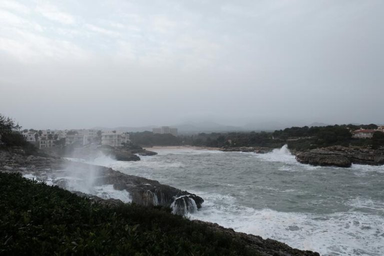 El tiempo de hoy: rachas de viento de hasta 70 km/h y fuerte oleaje activan avisos en siete provincias