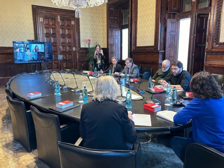 La Mesa del Parlament catalán rechaza reconsiderar la admisión de la ILP que pide la independencia