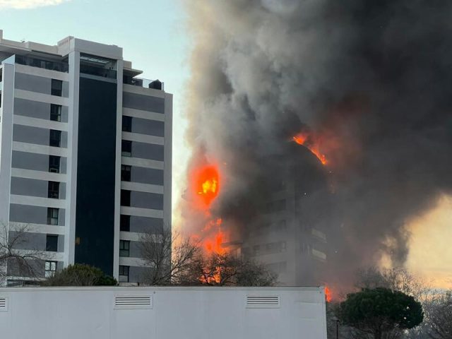 En Busca De 2.000 Edificios Con Polietileno Tras El Voraz Incendio De Valencia