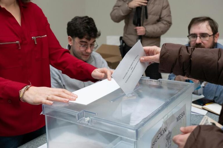 El recuento del voto de la emigración arranca este lunes y podrá hacer variar un escaño en Ourense