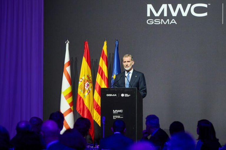 El Rey recuerda a las víctimas del incendio de Valencia, que visitará el lunes con la Reina
