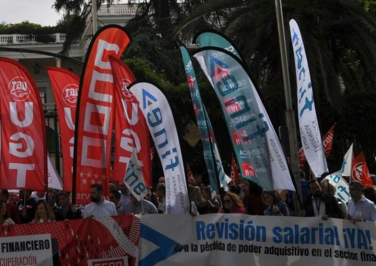 Los sindicatos informan de un seguimiento del 85% en el paro de dos horas de los empleados de banca