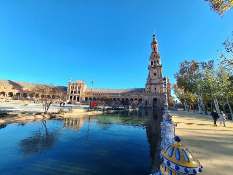 Adelante llama a movilizarse contra la «barbaridad» de «intentar privatizar» la Plaza de España de Sevilla