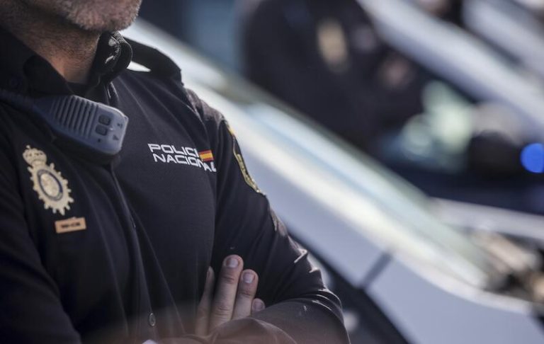Un hombre golpea en una discusión de tráfico a otro y lo deja en estado crítico
