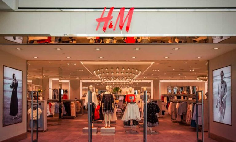 Añade un toque moderno a tu armario con estas chaquetas rebajadas de H&M