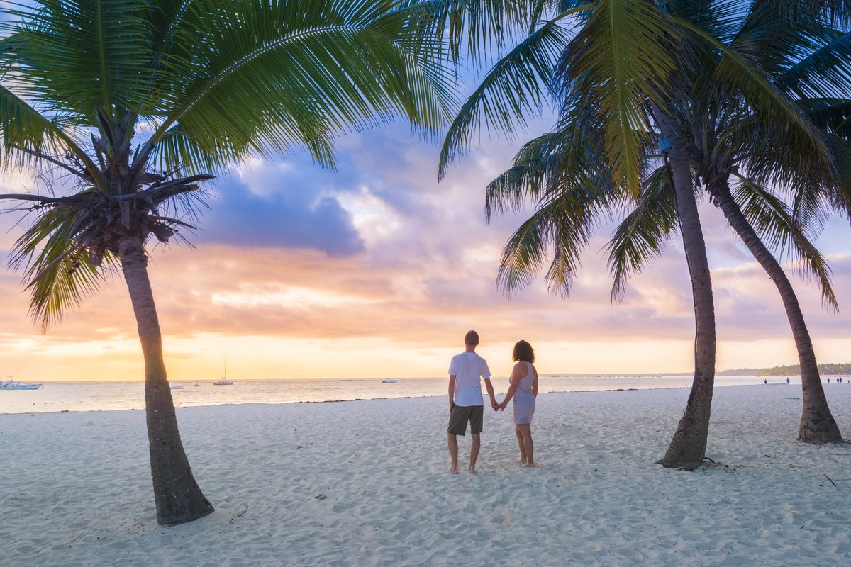 Dest Dominican Republic Punta Cana Bavaro Beach People Couple Gettyimages 857739562 Universal Within Usage Period 81004