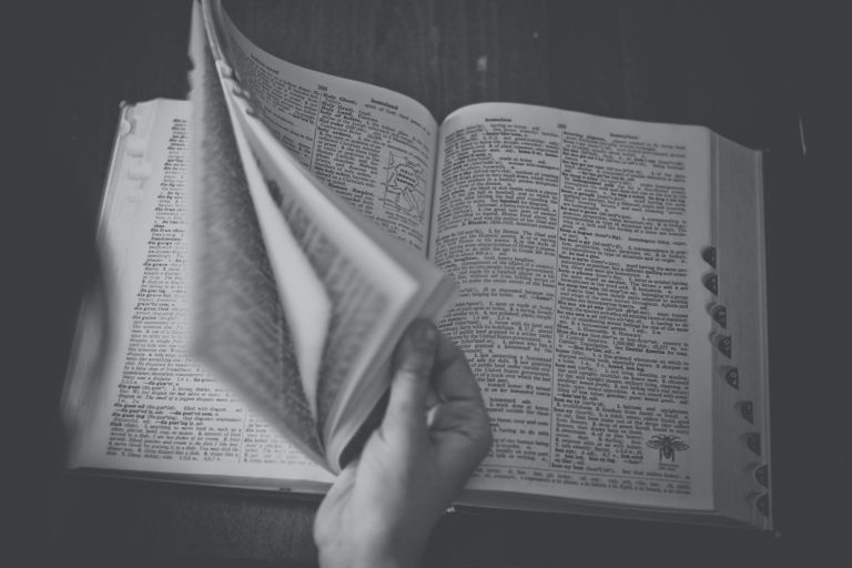 Deja de decir ‘flashback’: existe una palabra en español que significa lo mismo
