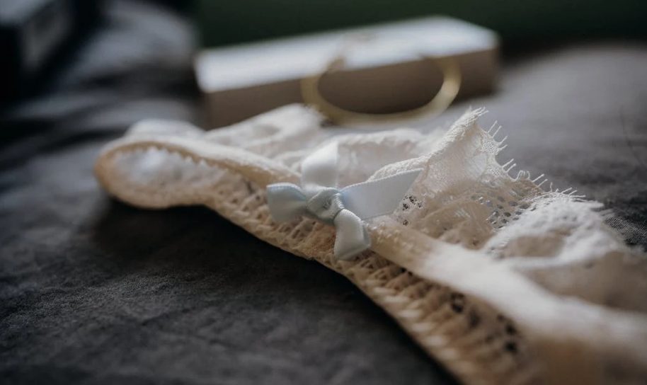 El curioso origen de la moda coquette por las que muchas enloquecen este 2024 y cómo llevarlo