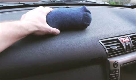 El truco del calcetín para tu coche que te cambiará la vida en invierno