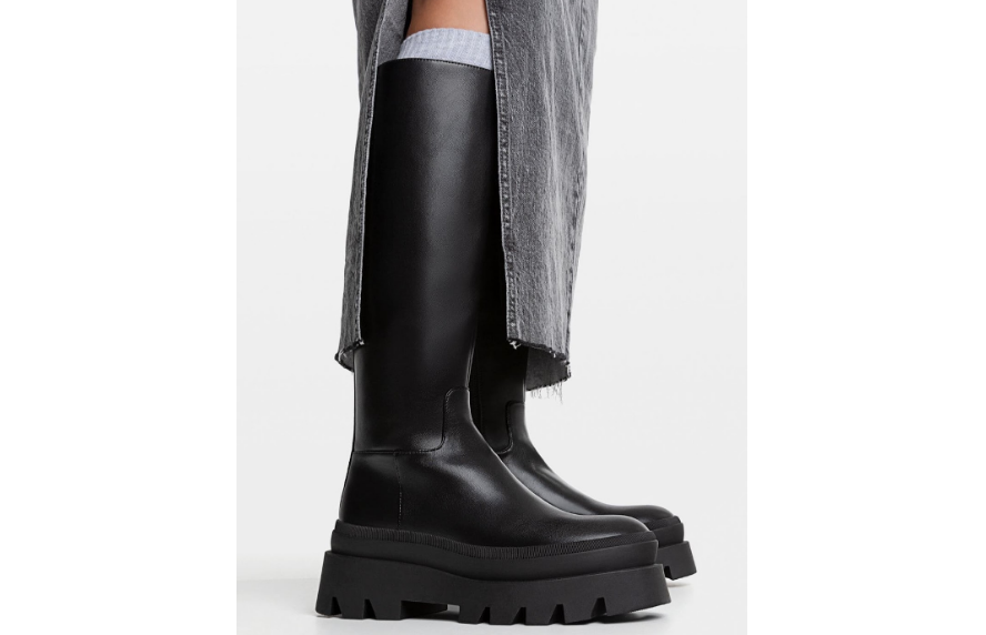 Estas botas planas de Stradivarius son las más cómodas del momento