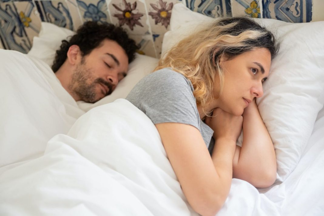 ¿Por qué hay personas que duermen con los ojos abiertos?