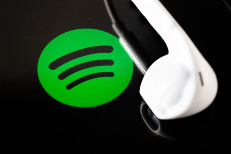 Spotify se defiende de la Inteligencia Artificial mientras TikTok la ignora