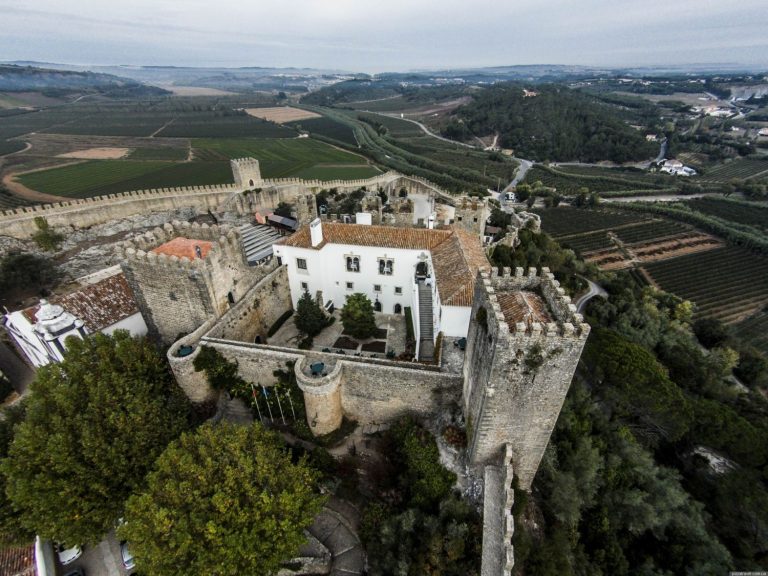 Este pueblo de Portugal es un capricho medieval y puedes viajar en coche