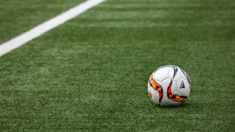 ¿Por qué lanzan monedas de chocolate en los campos de una de las grandes ligas de fútbol de Europa? 