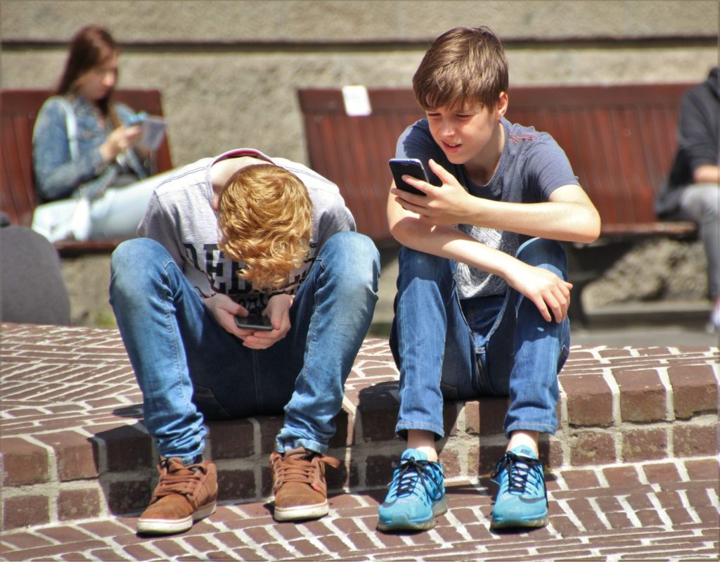Se Anuncia La Prohibición Del Uso De Teléfonos Móviles En Espacios Públicos En Una Ciudad De Europa