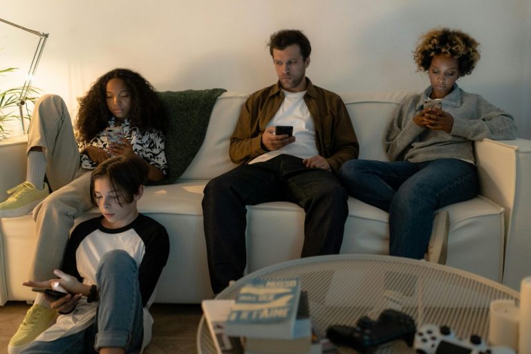 Se anuncia la prohibición del uso de teléfonos móviles en espacios públicos en una ciudad de Europa