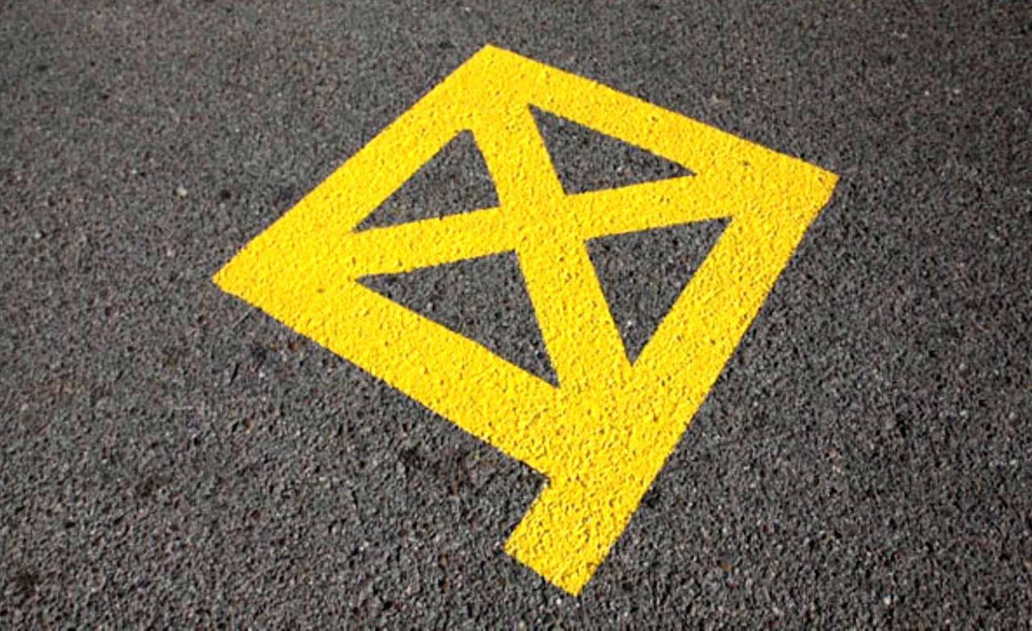 DGT: ¿qué significa esta señal pintada en el suelo?