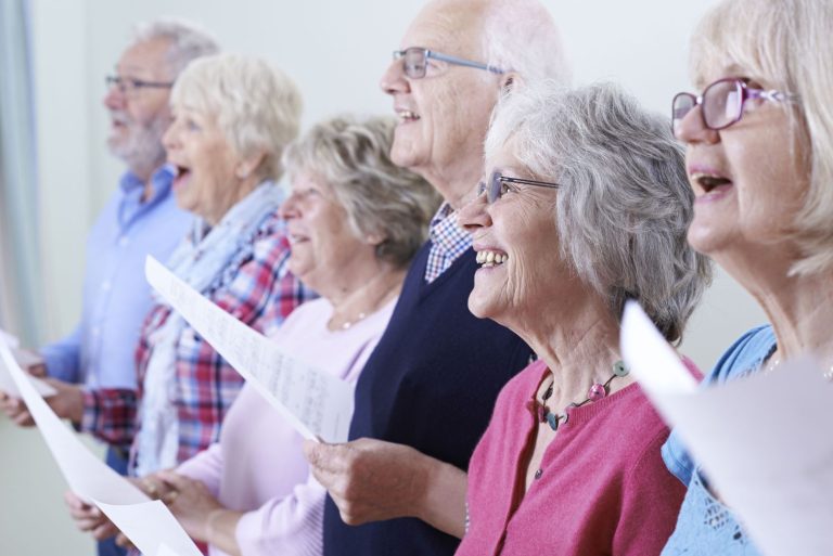 ¿Por qué la voz de una persona nos sugiere su edad?