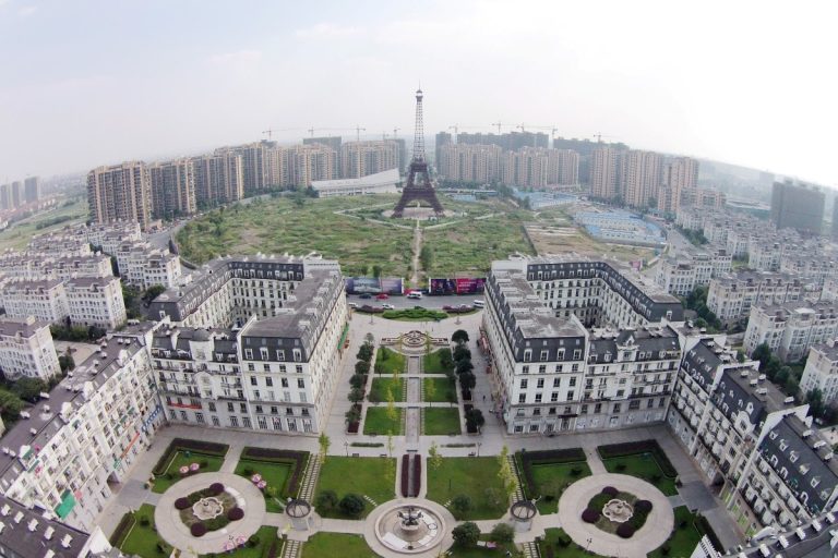 China lo copia todo, hasta París entera y su Torre Eiffel