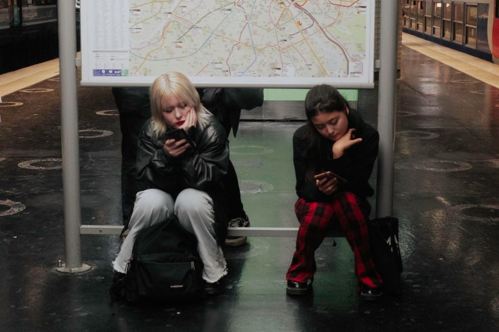 Se Anuncia La Prohibición Del Uso De Teléfonos Móviles En Espacios Públicos En Una Ciudad De Europa
