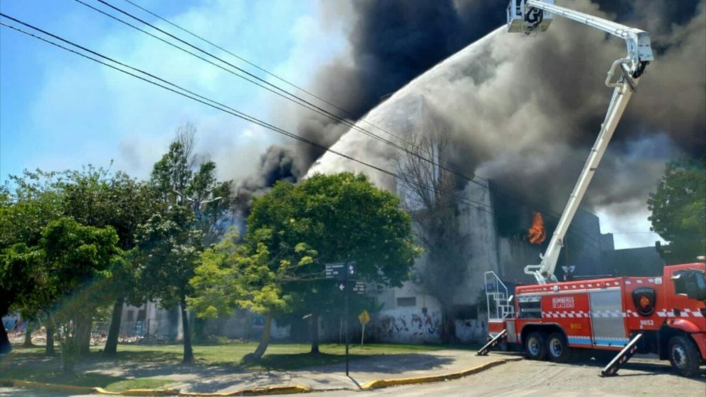 De Momento, Precaución Y Vía Libre A Los Vehículos De Emergencia
