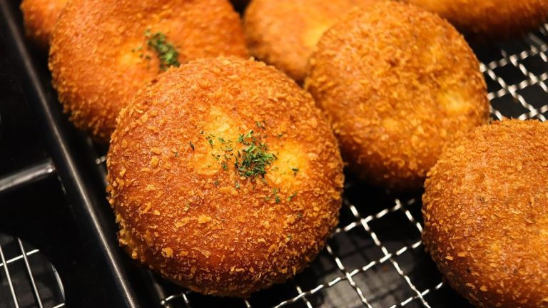 Prepara deliciosas bolitas de queso en freidora de aire con esta receta rápida de air fryer