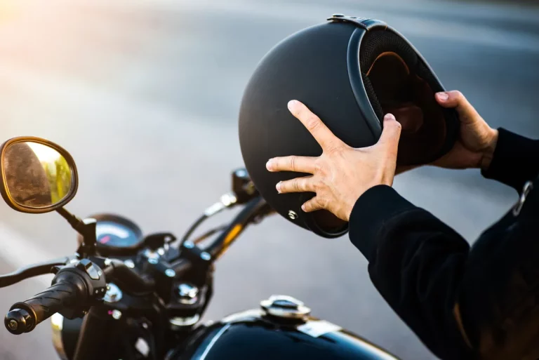 La DGT se pone seria: el airbag será obligatorio para motoristas a partir de 2026