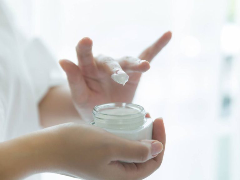 Alerta sanitaria: si tienes esta crema hidratante en casa, tírala inmediatamente