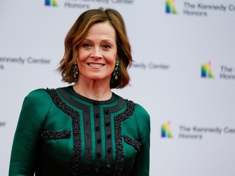 Sigourney Weaver aplaude a Pablo Almodóvar tras recibir su Goya de honor