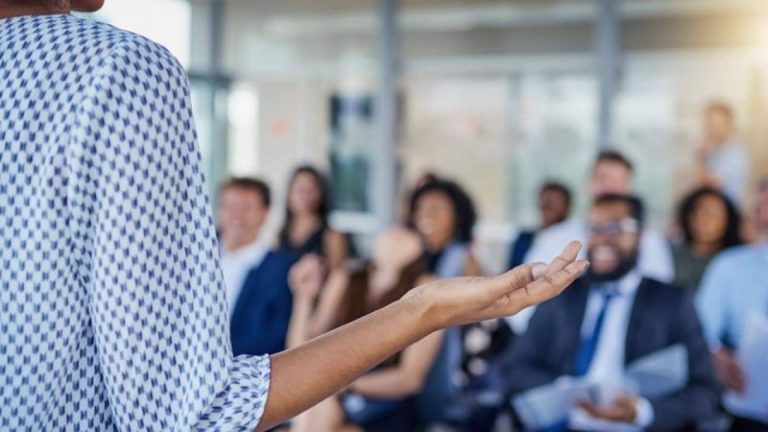 Hablar en público con confianza y carisma con los consejos de expertos para mejorar